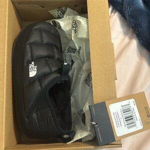 Brand New Northface thermal traction mule II
Kids sz 5 (women’s 6.5 or thin 7)